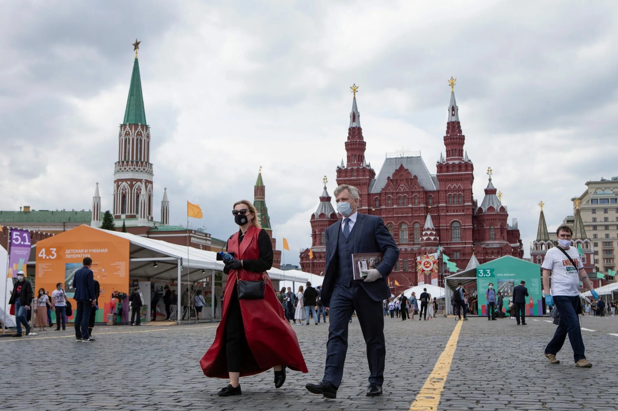 Есть ли жизнь в россии. Красная площадь в Москве 2020г. Люди на красной площади. Москва люди. Москва люди красная площадь.