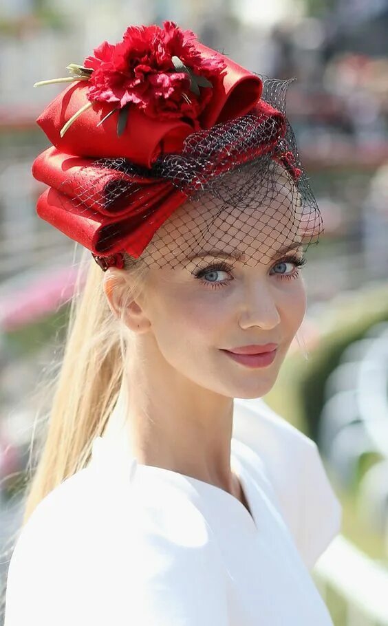 Француз сделать. Шляпки аскот 2023. Royal Ascot hats. Шляпки Кати Осадчей. Оригинальные шляпки.