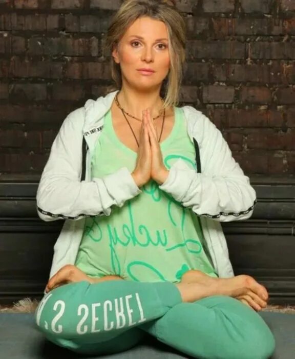 лариса черникова. лариса черникова 2020. сколько лет черниковой ларисе певице сейчас 2023. лариса черникова певица. лариса черникова певица.