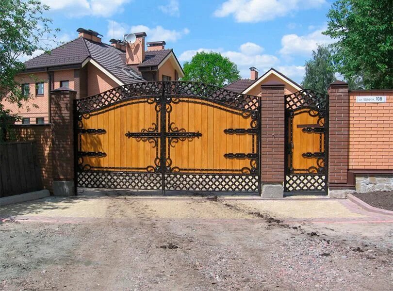 Забор с калиткой. Ворота Шерхова Аслана. Красивые деревянные ворота. Деревянные въездные ворота. Красивый забор с воротами.