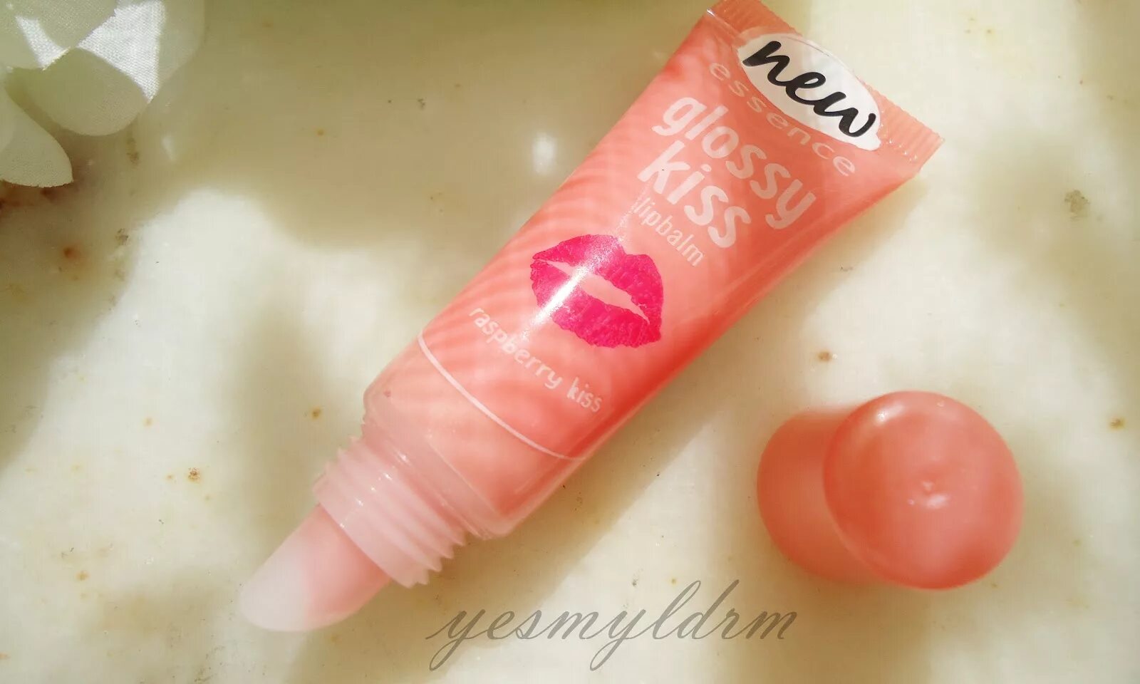 Glossy kiss. Бальзам для губ essence glossy lip. essence бальзам для губ glossy kiss cherry kiss. lovely kiss lip balm. бальзам для губ essence glossy kiss cherry kiss сколько стоит.
