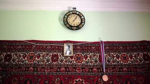 На стене висит ковер как правильно