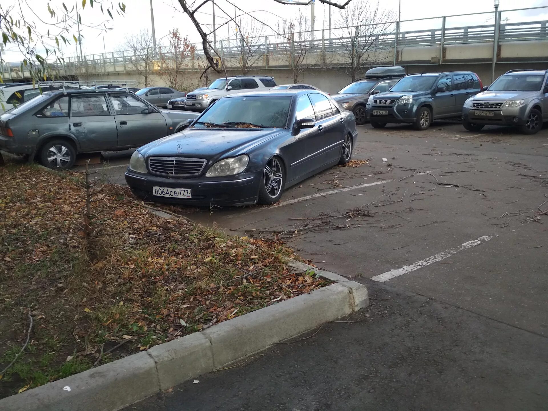 Кидала москва. Брошенные авто в Москве. Брошенные автомобили в Москве. Заброшенные авто в Москве. Заброшенные автомобили в Москве.