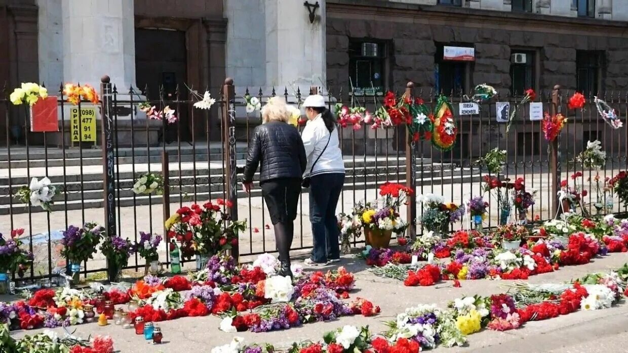 События 2 мая в одессе доме профсоюзов. Одесса дом профсоюзов 2 мая 2014. одесса 2 мая дом профсоюзов. дом профсоюзов в одессе жертвы.
