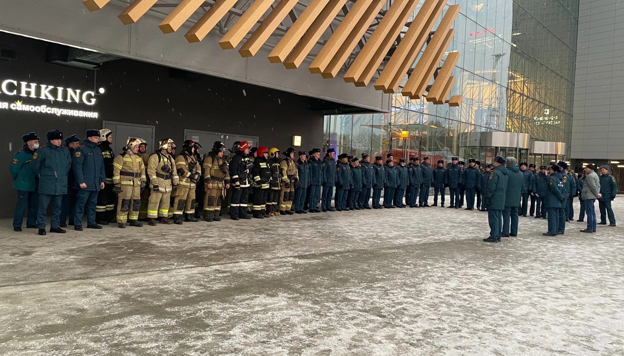 Веер Молл пожар. ТРЦ веер. ГУ МЧС Екатеринбург здание. ТРЦ Планета Уфа пожарные учения.