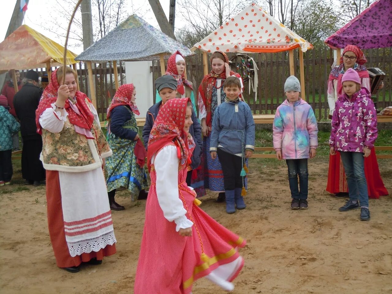 Празднование праздника красная горка. Красная горка в старину. С красной горкой. Красная горка православный праздник. Погода неделя красная горка