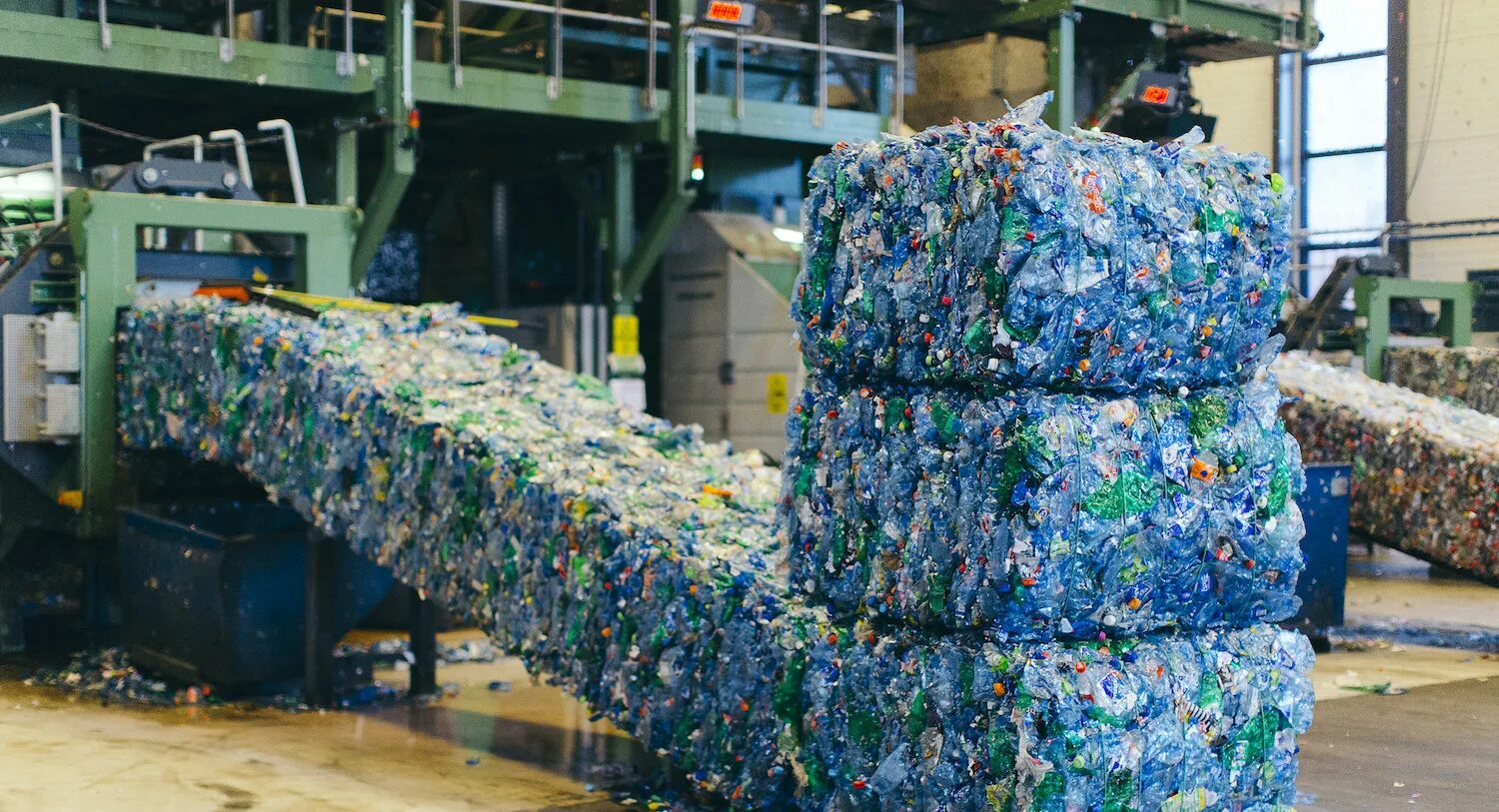 Recycling industry. Утилизация твердых отходов. Вторичное сырье. Переработка пластиковых бутылок. Recycling industry.