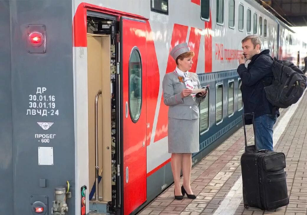 На станциях можно купить поезд. Вокзал проводник поезд. Поезд РЖД. Посадка пассажиров ЖД. РЖД Москва.