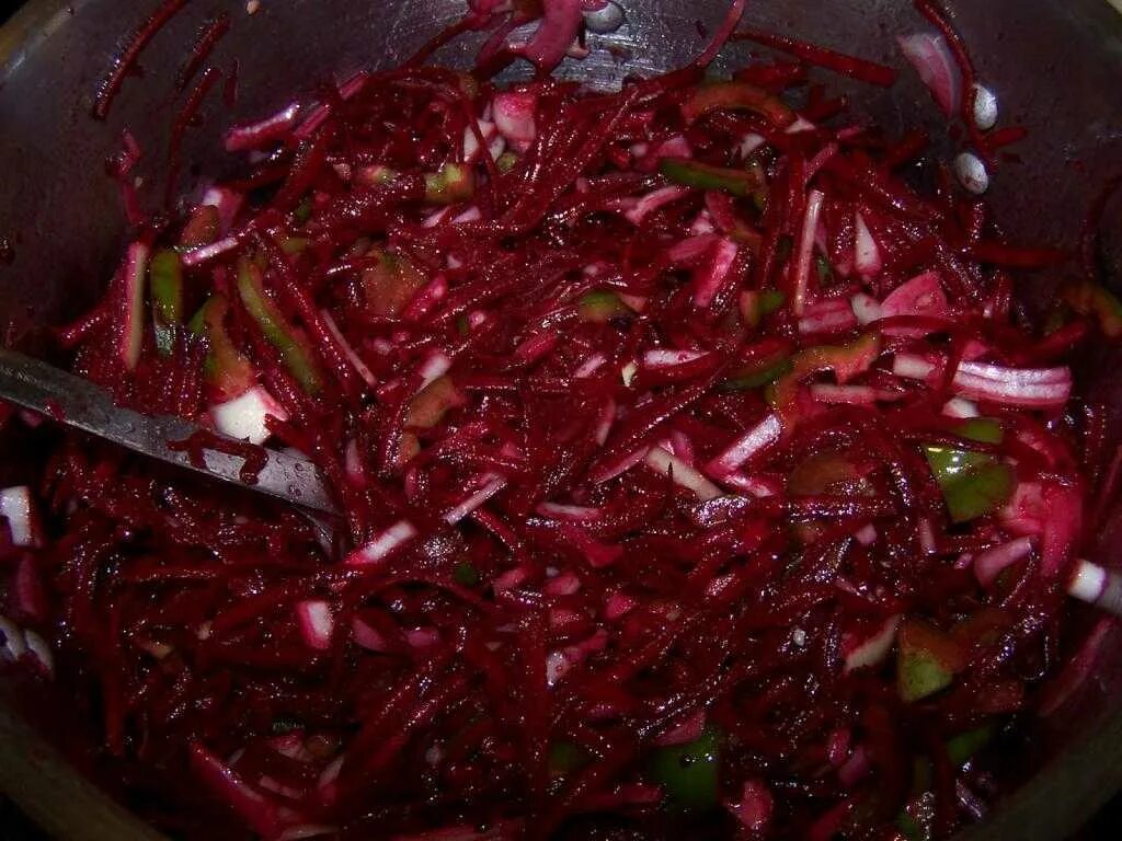 В борщ свеклу какую. Борщ со свеклой. зажарка для борща со свеклой. подготовка свеклы для борща.