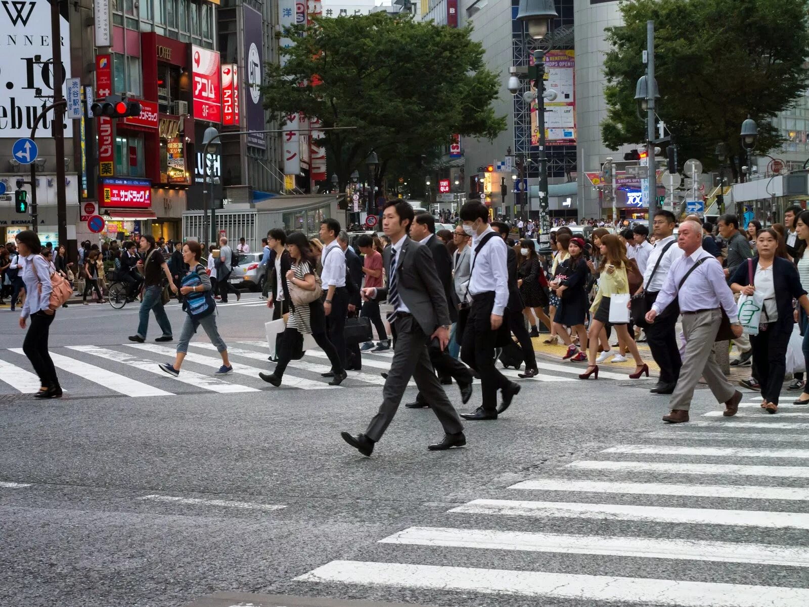 идет бешеным темпом. нехватка времени. стресс. человек торопится. бешенными темпами.