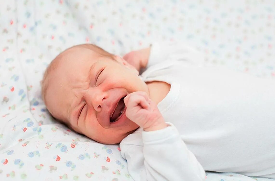 Ребенок плачет на груди. Беспокойный сон у ребенка. Беспокойный новорожденный ребенок. Крик новорожденного.