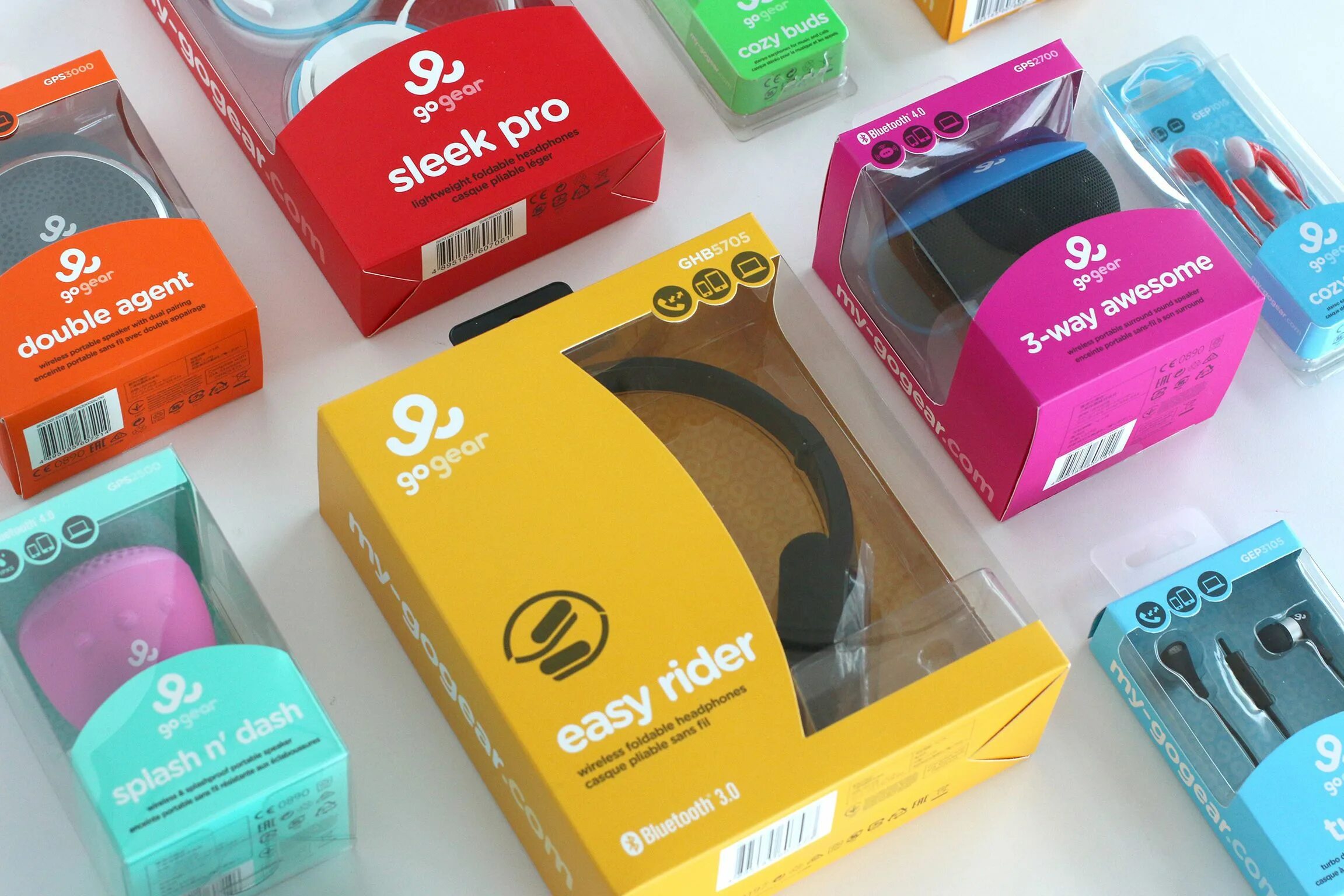 Наушники в коробке цветка. Наушники упаковка. Дизайн упаковки наушников. Чехол для наушников qube qtwe3. Как сложить наушники от айфона в коробочку.