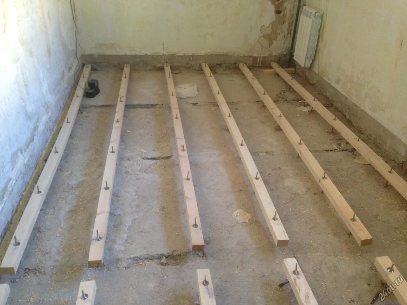 Кровать подиум. Пол ламинат. Ламинат по диагонали. Кнауф пол регулируемые полы. Ламинат на бетонный пол.