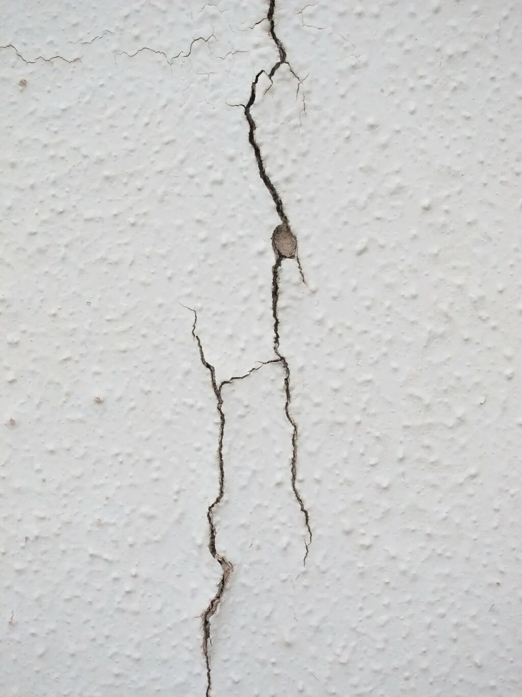 Трещина в стене. Усадочные трещины в стенах. Усадочные трещины в штукатурке. Трещины в бетоне.