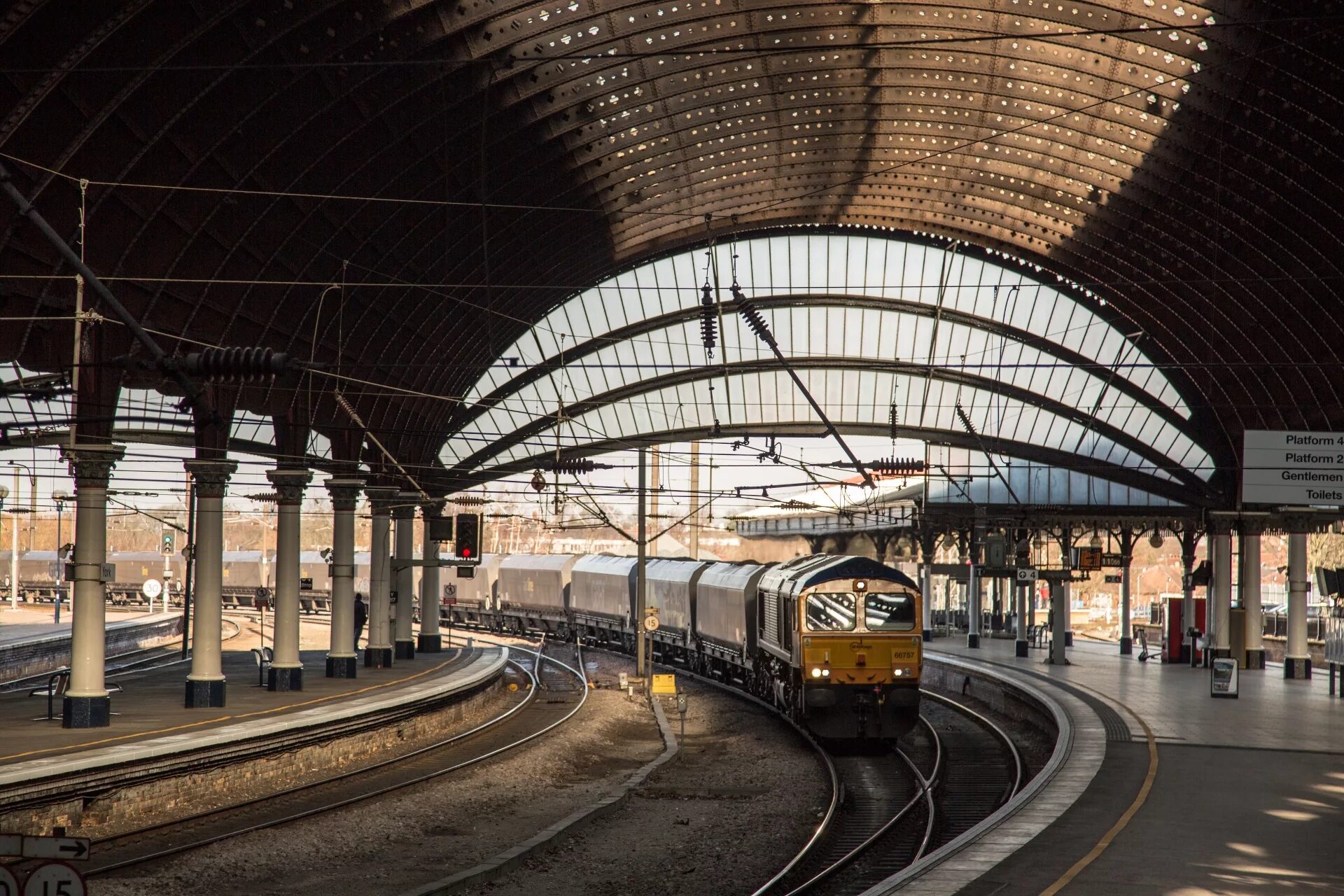 Вокзал перевод. Railway Station – станция вокзала. Москва Восточный вокзал перрон. Ж Д вокзал Восточный в Москве. Восточный вокзал Москва железнодорожные вокзалы.