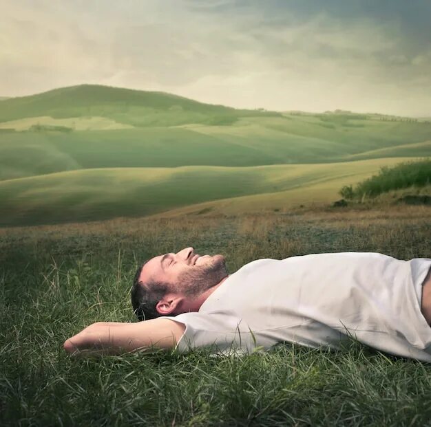 Лежит над человеком. Парень лежит на траве. Лежит на траве. Травы для мужчин.