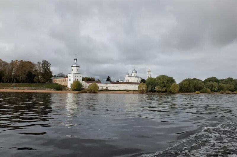 Озеро Ильмень Великий Новгород. Озеро Ильмень Юрьев монастырь. Река Ильмень Великий Новгород. Река Волхов и озеро Ильмень Великий Новгород. Озеро ильмень и волхов