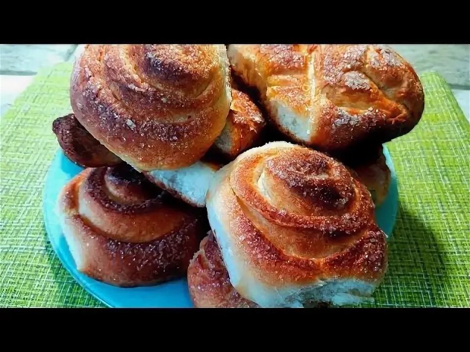 Булочки в форме сердца. Плюшки с сахаром. Выпечка булочки с сахаром. Булочки. Выпечка булочки с сахаром.
