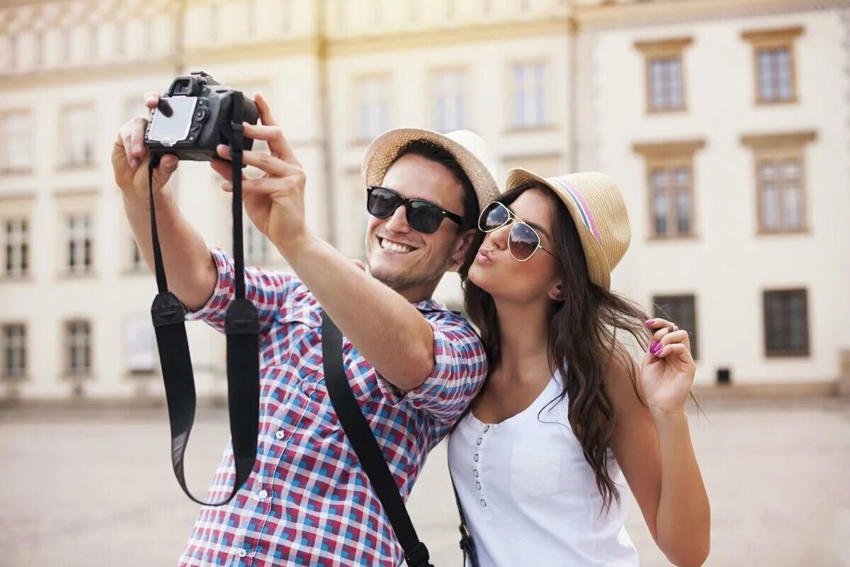 Можно ли фотографировать людей. Турист с фотоаппаратом. Радостные туристы. Туристы фотографируют. Люди в путешествии.