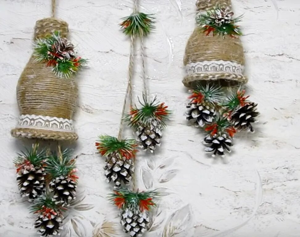 елка из пластиковых бутылок. поделка из пластиковой бутылки. снеговик из бутылки. новогодняя игрушка на уличную елку. елочная игрушка на городскую елку.