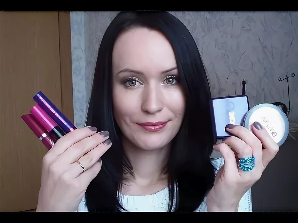Помада тональный крем. Пудра помада. Avon color trend консилер. Водостойкий тональный крем. Тональный крем мазки.