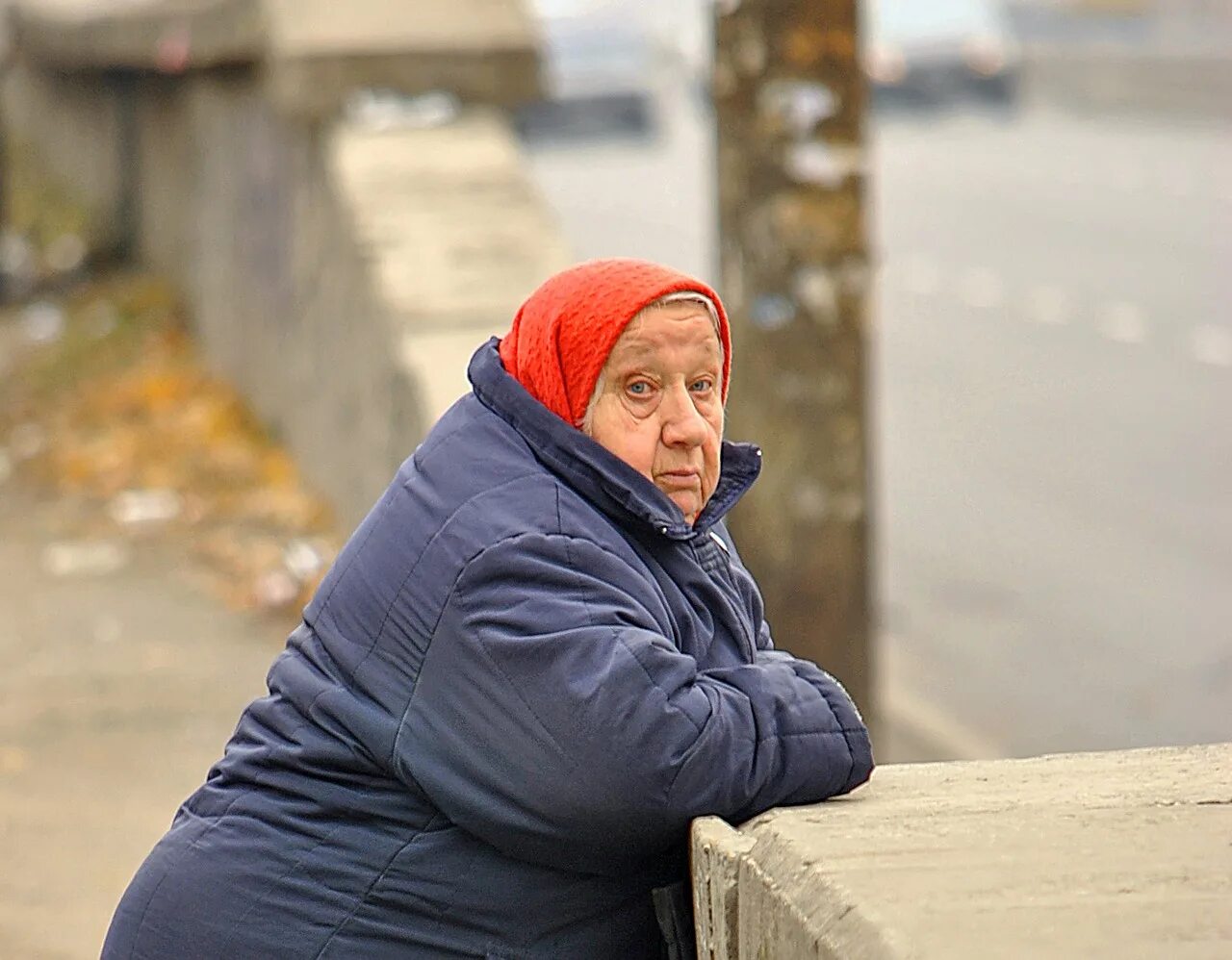 Бабушка получила. Бабушка на улице. Старушка на улице. Российские бабки на улице. Бабушка обернулась.