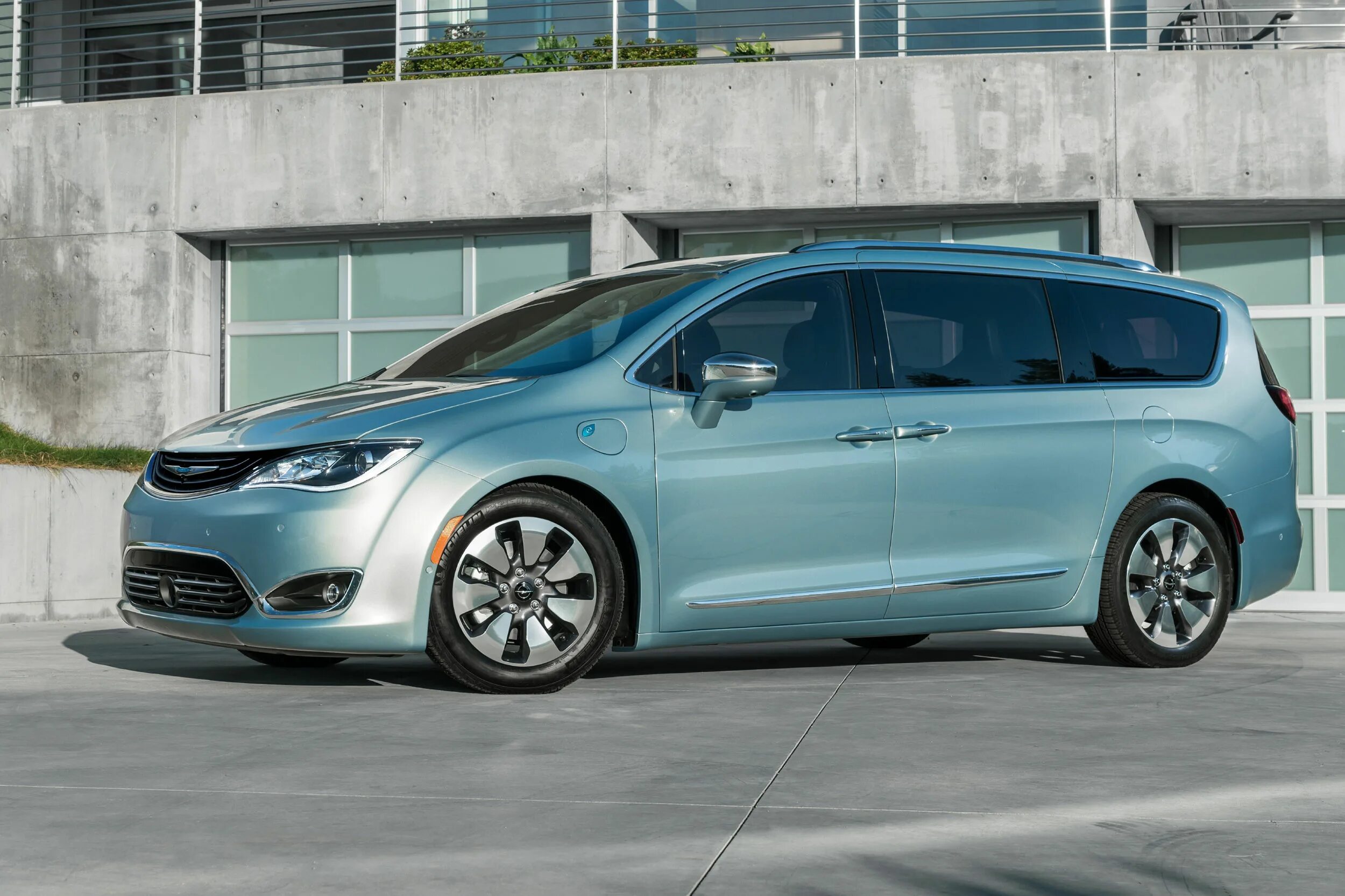 Chrysler Pacifica 2016. Chrysler Pacifica Minivan. Chrysler Pacifica Hybrid. Крайслер минивэн 2022. Каталог гибрид