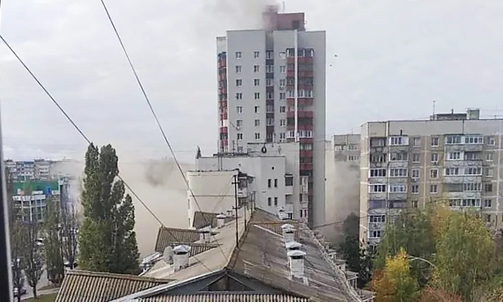 Где упали обломки в курске. Ракета попала в дом Белгород в многоэтажку. Обстрел Белгорода многоэтажки. Белгород обстрел ВСУ многоэтажный дом. Обстрелы Белгорода разрушения.