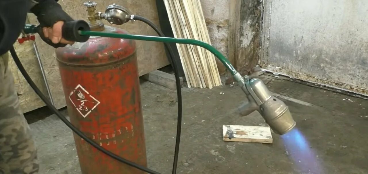 Газ горелка из паяльной лампы. Паяльная лампа на отработке. Газовая горелка из паяльной лампы для горна. Переделка паяльной лампы на газ. Горелка из паяльной лампы своими руками.