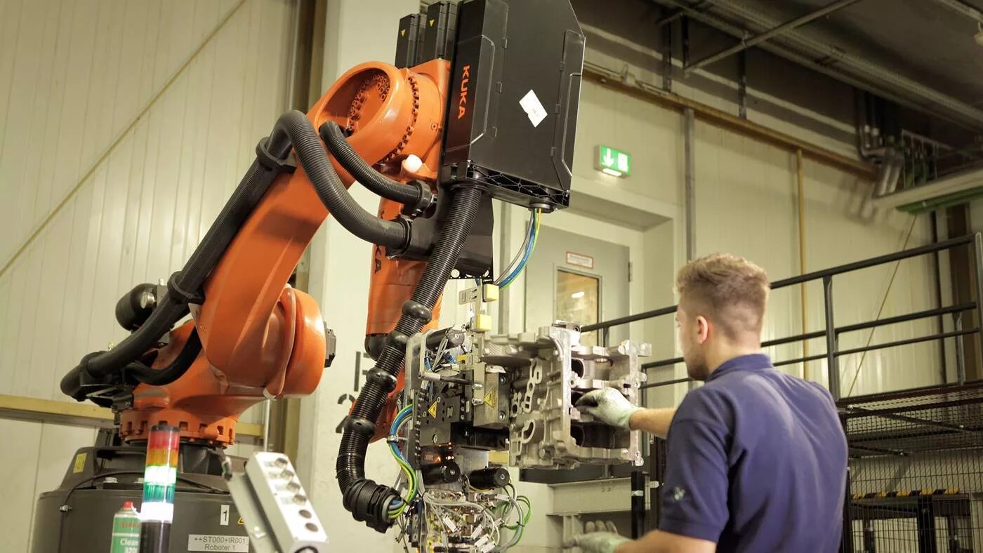 Стационарные роботы примеры. Kuka kr210. Kuka завод. Промышленные роботы. Робототехника промышленные роботы.