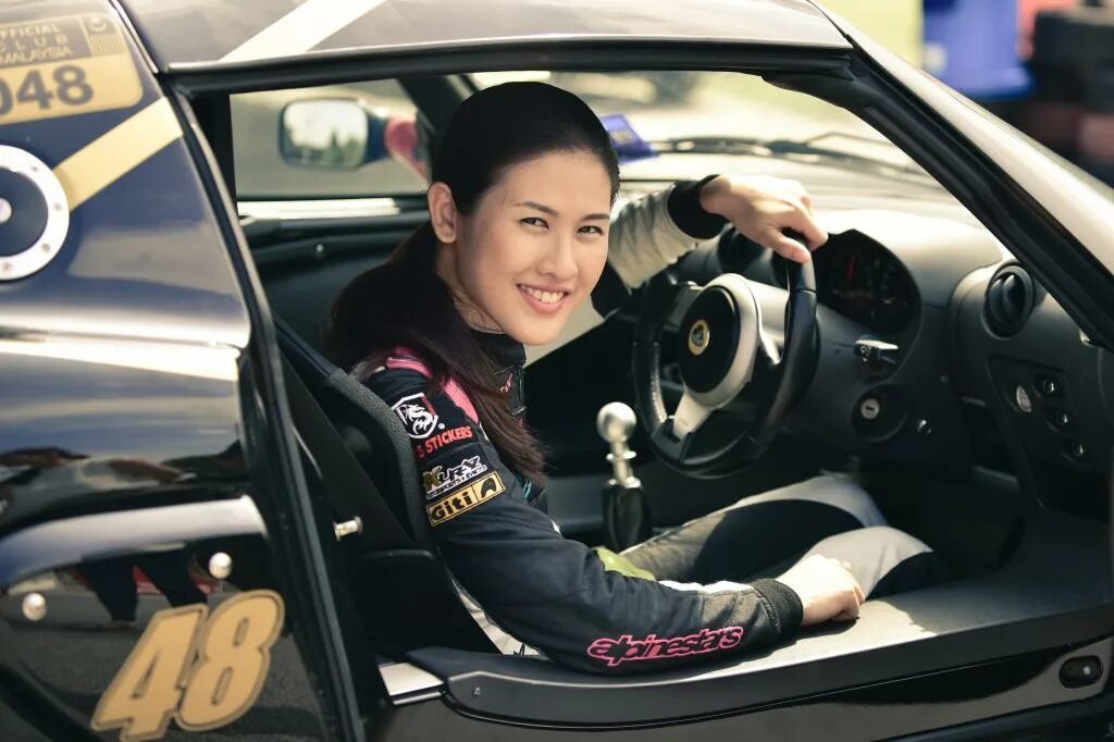 Gran turismo фильм. Геймер лучше гонщика. Геймер лучше гонщика. Геймер за рулем. Ниссан.