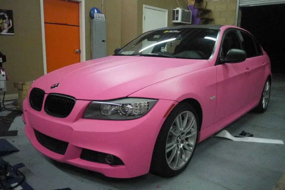 Розовый хамелеон. BMW e60 розовая. БМВ е60 розовая матовая. БМВ е90 розовая. Е 60 фиолетовый матовый сатиновый хром.