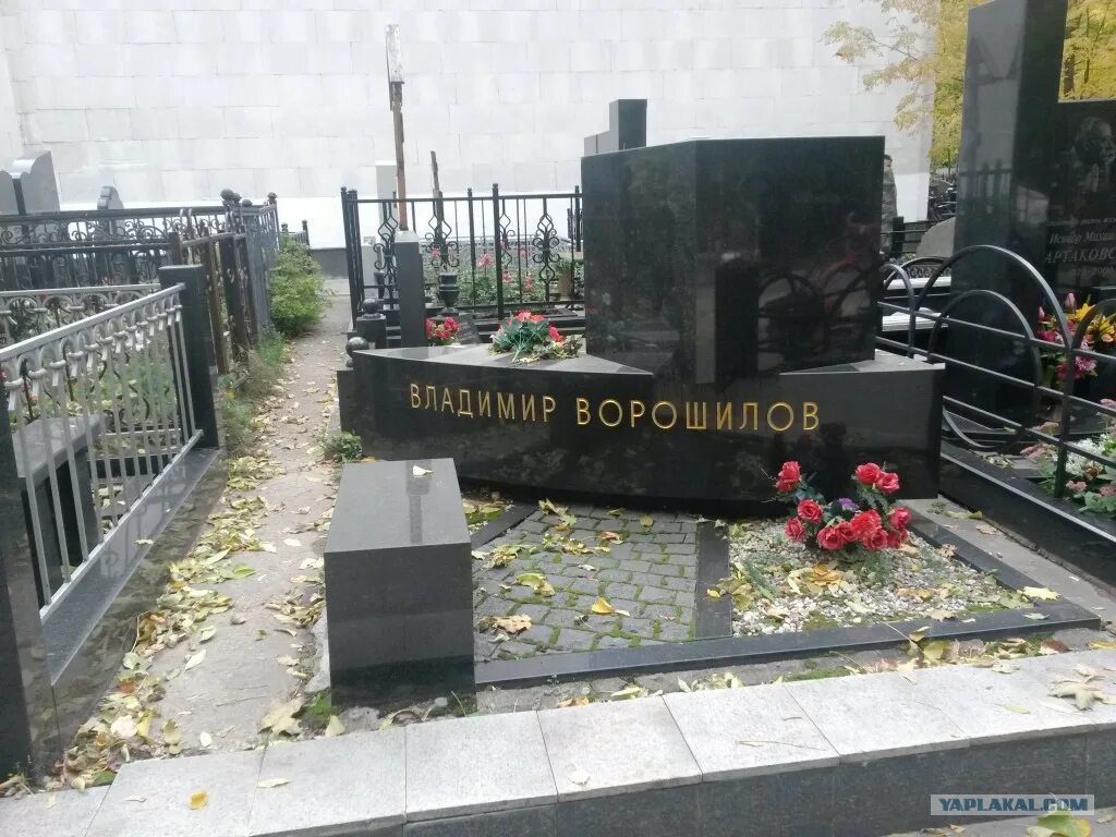Могила вицина. Могила Георгия Вицина. Могила Георгия Вицина на Ваганьковском кладбище. Вицин похоронен на кладбище.