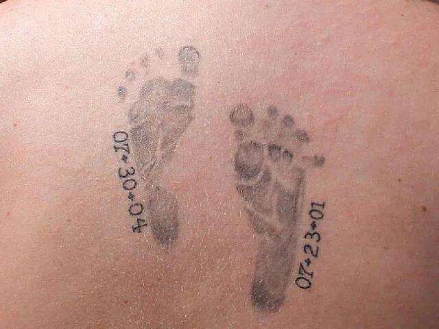 Тату след ребенка. Тату отпечаток ног на теле. Отпечаток ножки малыша тату. Тату ножки младенца для мужчины.