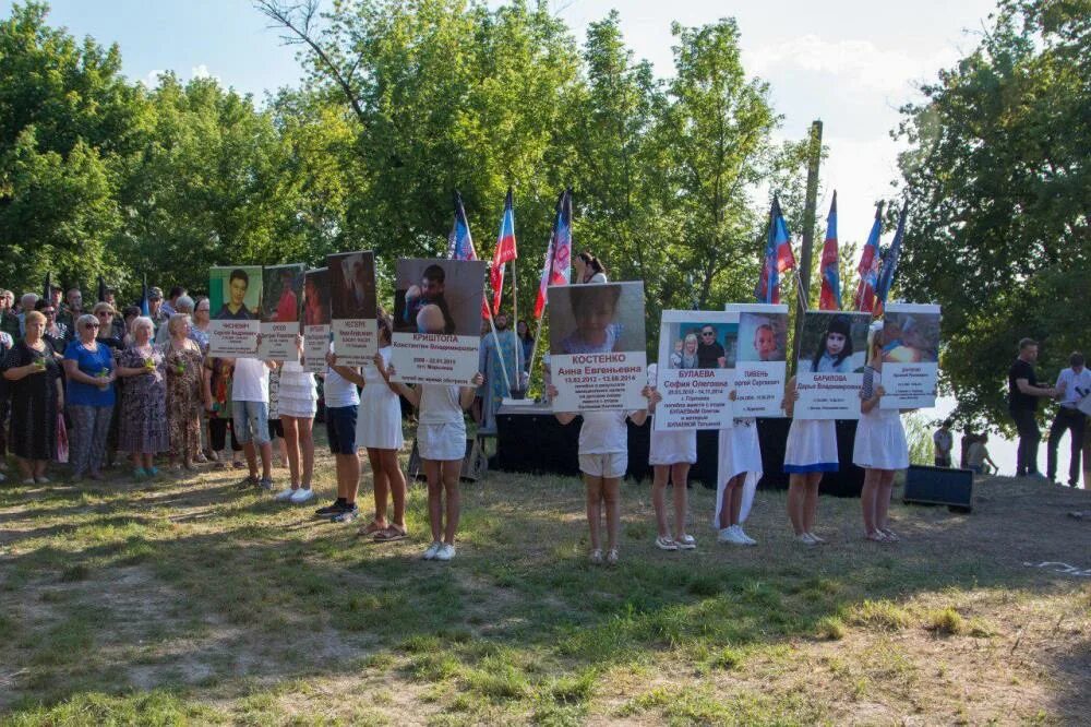 Август восьмого кадры. Зугрэс 13. 08. Парад военнопленных в донецке 2014. 2014 ввс украины.