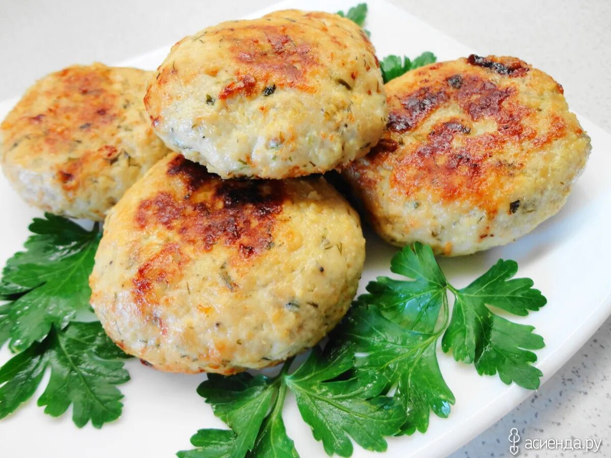 Пп котлеты из фарша в духовке. Диетические котлеты. диетические куриные котлеты. куриные котлеты с капустой. котлеты с творогом.