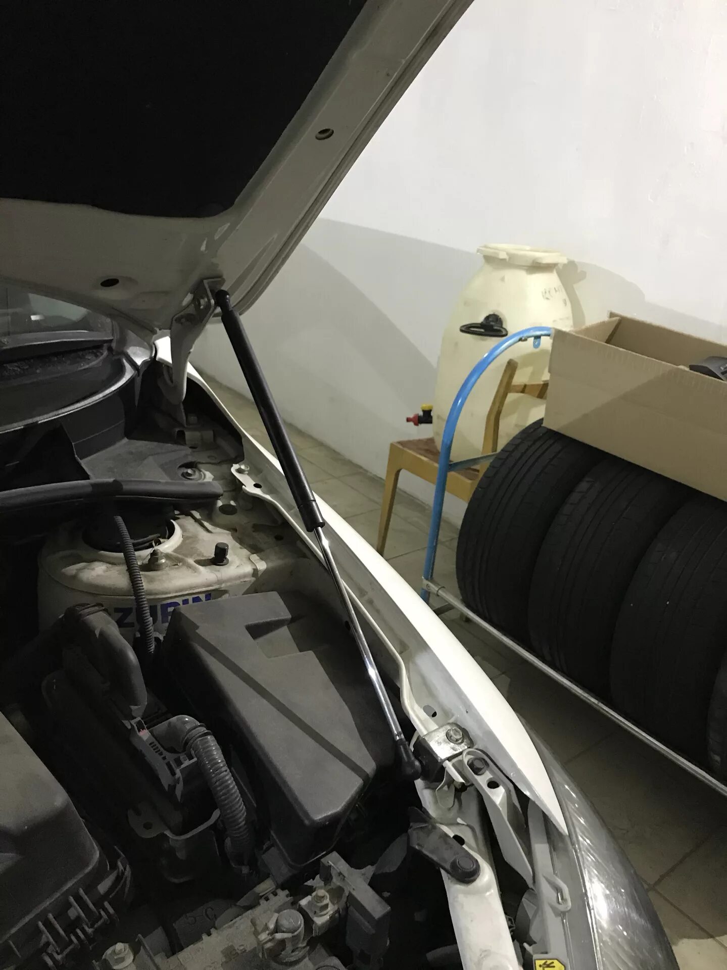 Как снять газовые упоры королла филдер 141 Газовые упоры капота Toyota E 140, 1,8 л, 2009 года тюнинг DRIVE2