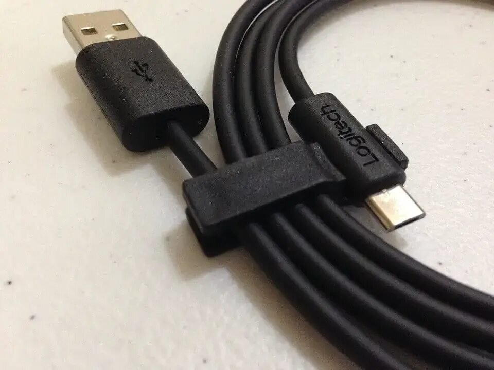 Usb connection. Кабель Micro USB Logitech. Кабель соединительный Ugreen DISPLAYPORT - DISPLAYPORT, 2 М. Connect via USB Cable. USB кабель черный.