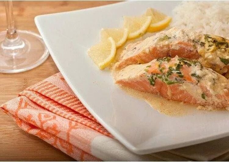 форель под сливочным соусом. форель в сливочном соусе. форель в сливочном соусе. рецепт красной рыбы в сливочном соусе. форель под сливочным соусом.