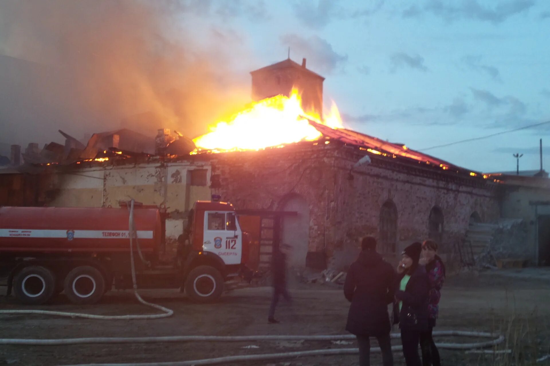 Крупный пожар в екатеринбурге сейчас. Что горит в екатеринбурге сейчас. Екатеринбург сгоревшая пятерочка. Пожар в екатеринбурге. Пожар екатеринбург сейчас.