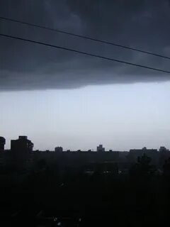 Еще хмурится свинцовое небо но в просветах