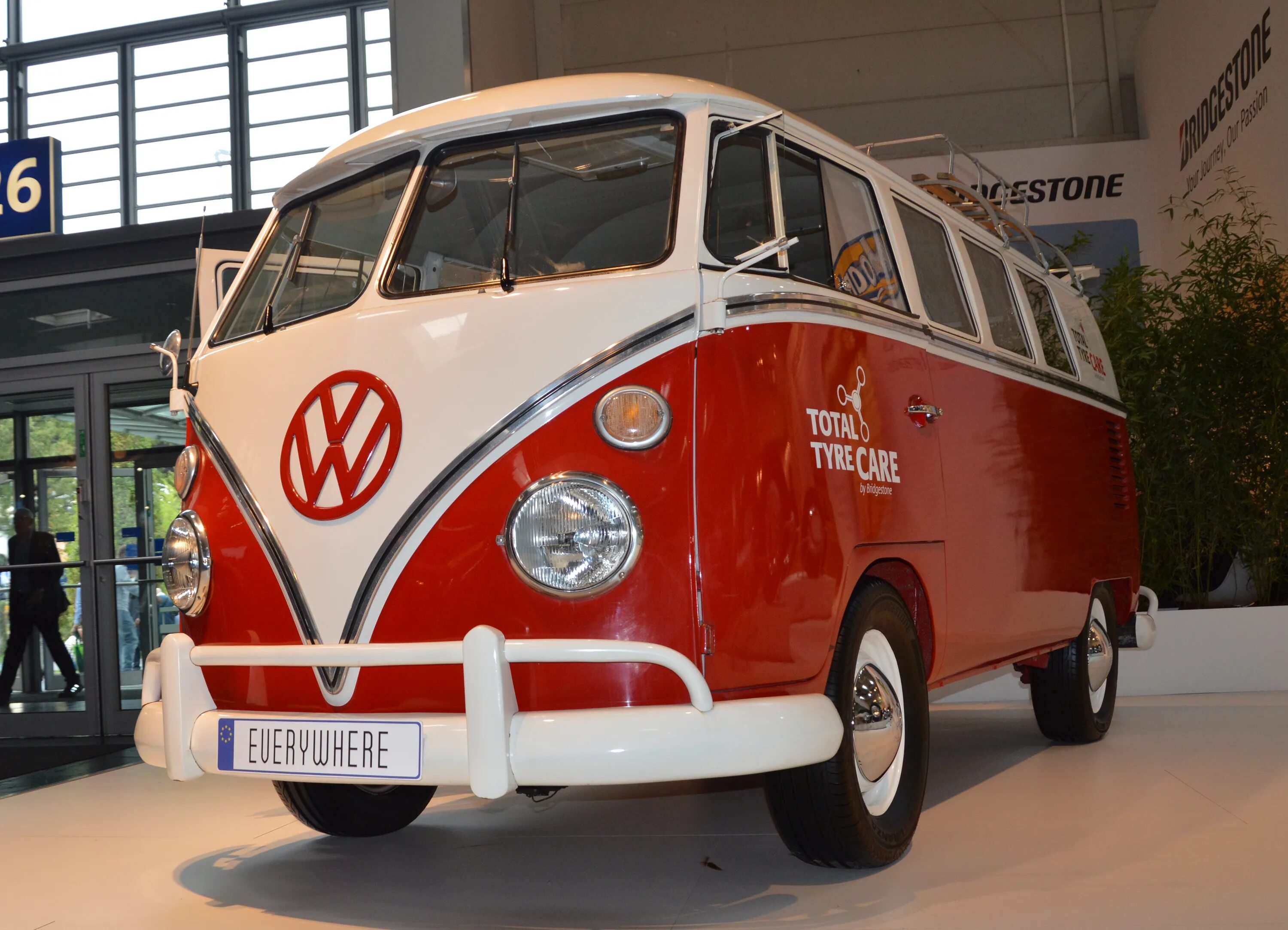 Volkswagen 60. Автобус Фольксваген 60 годов. Немецкий автобус Фольксваген. Volkswagen Bus t1 из дерева. Автобусы Фольксваген самые первые.