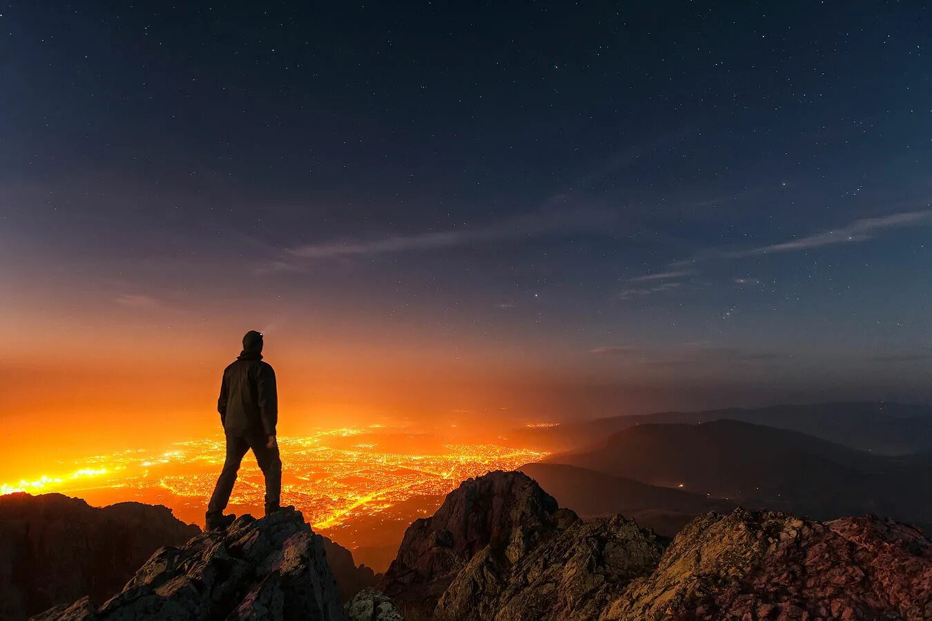 Человек на скале. Человек на фоне заката. Человек на вершине. Человек на скале. На горе высокой одинокий.