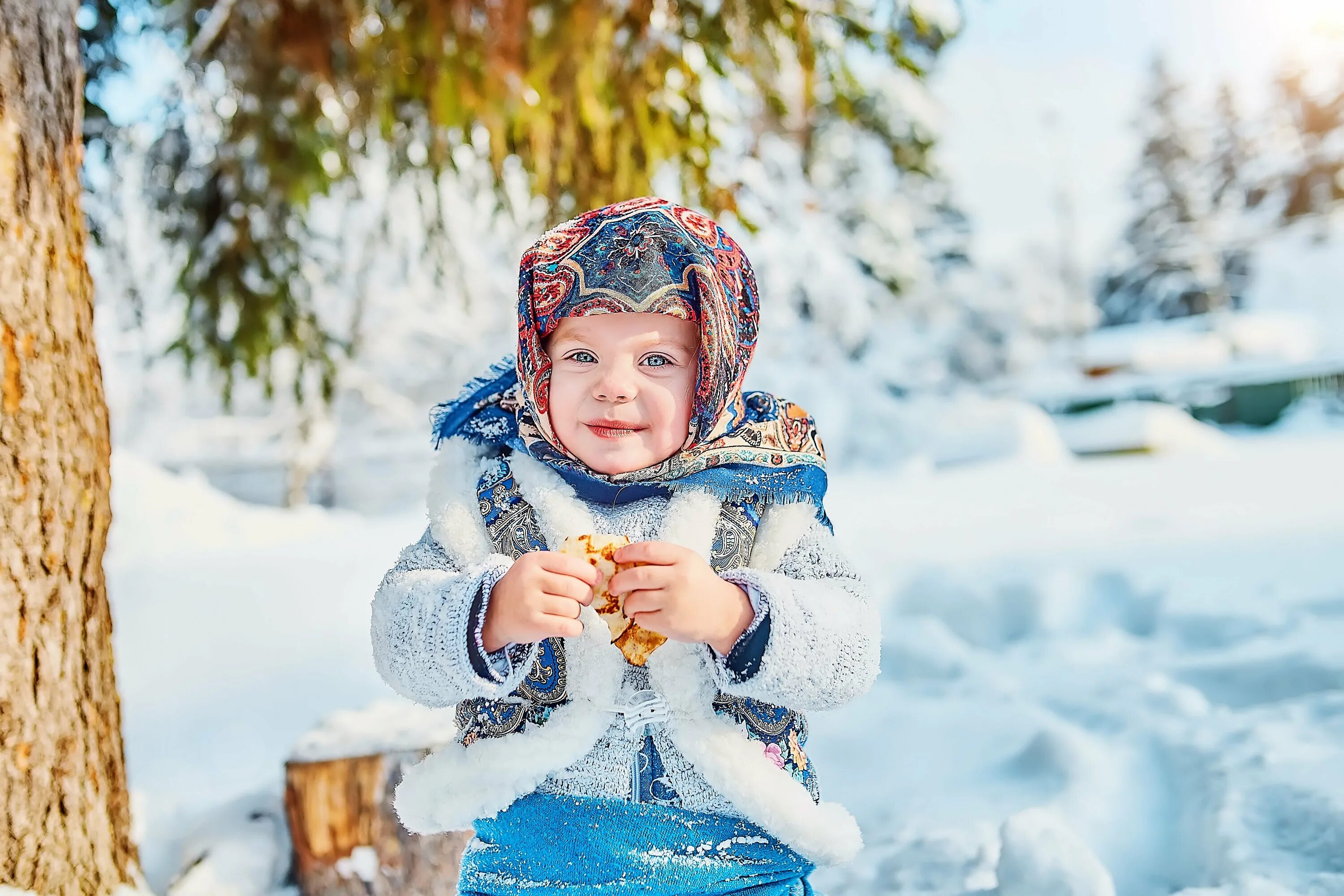 красивый малыш зимой. мальчик зимой. малыш зимой фото. зима для детей. дети на прогулке зимой.