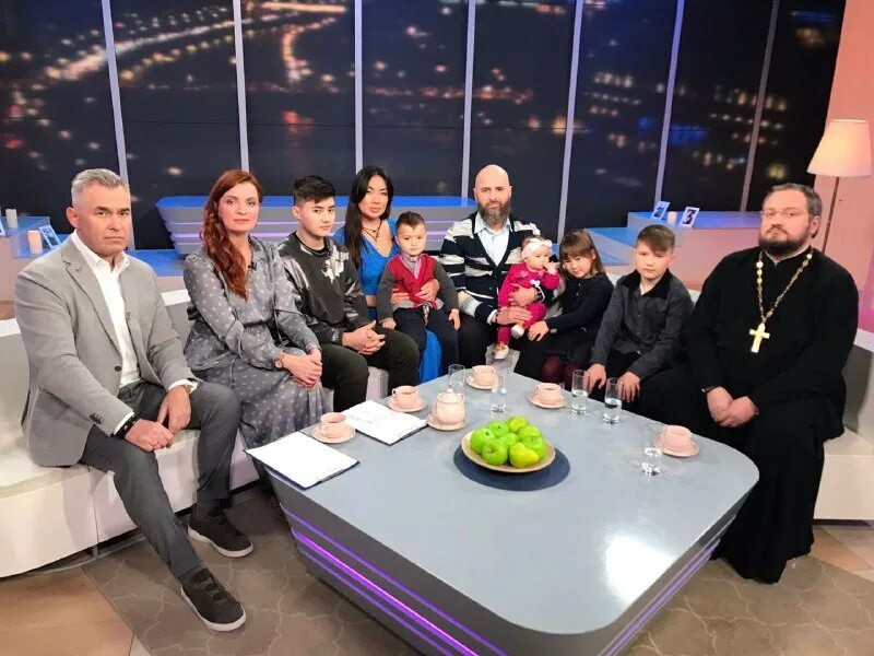 Дочь сергея михеева. Телеканал семейный. Служба спасения семьи спас ведущие. Телеканал спас программа служба спасения семьи о разводе. Служба спасения семьи выпуск за 09.