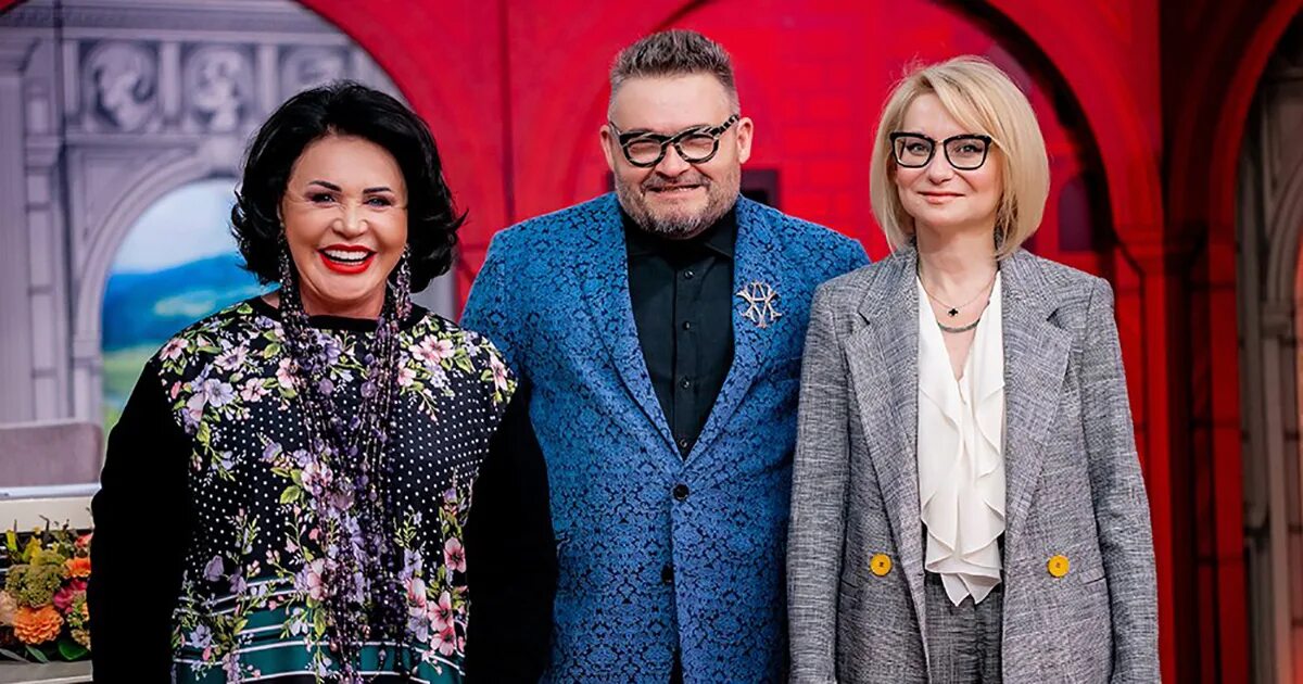 Надежда бабкина васильев 2020. Модный приговор ведущий александр. Александр васильев историк моды модный приговор. Кто ведет программу модный. Васильев александр александрович модный приговор.