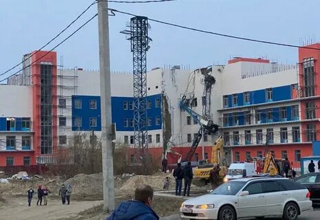 Кран упал на человека