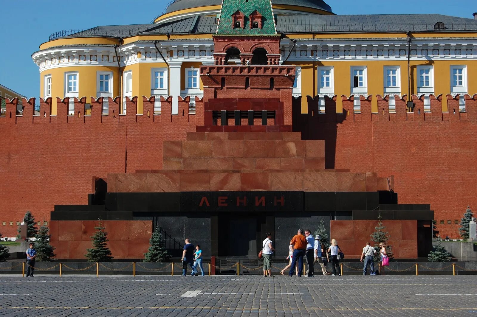 Мавзолей фото. Мавзолей в.и Ленина на красной площади в Москве. Ленин в мавзолее на красной площади. Мавзолей Ленина в Москве. Ленин в Кремле в мавзолее.