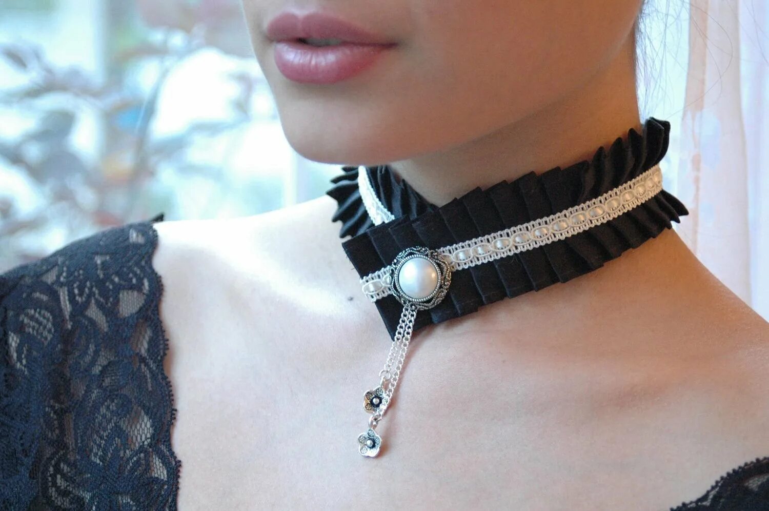 Украшение на шею чокер. Украшение на шею. Коллар ожерелье. Женские украшения на шею. Чокер украшение.