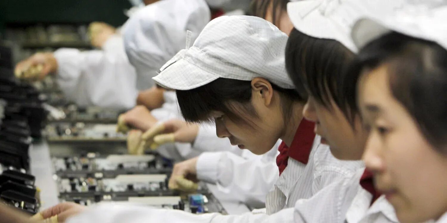Где собирают телефоны. Фабрика Фоксконн Китай. Завод Foxconn в Китае. Китайцы на заводе. Труд в Китае.